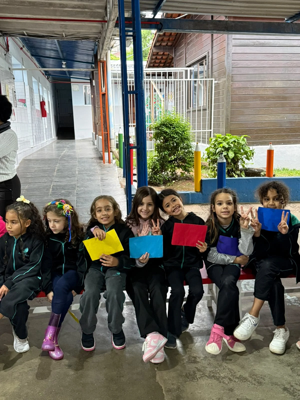 Estudantes reunidos com cartões coloridos no colégio